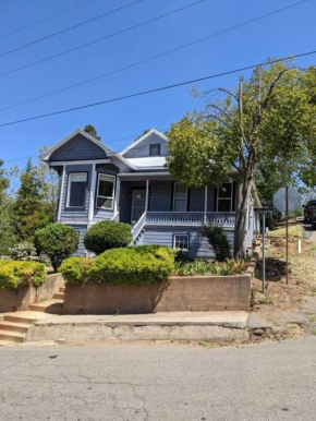 Yosomite Gateway Historic Victorian with Modern Touch